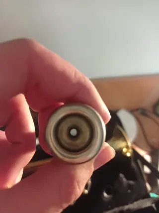 Trompeta dorada con accesorios