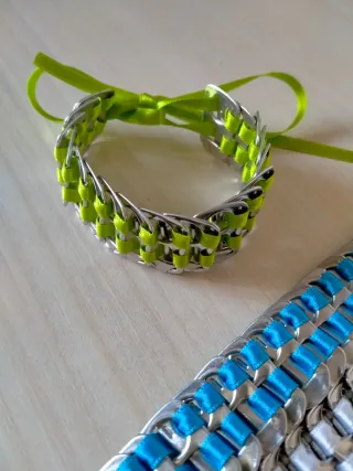 Pulseras hechas a mano con anillas de latas
