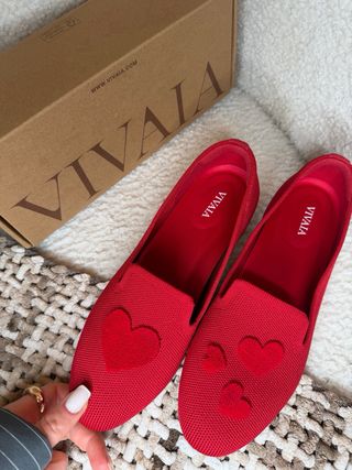 Scarpe rosse con cuori vivaia