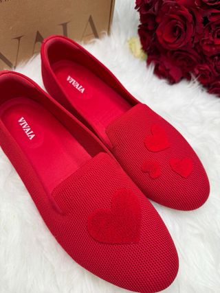 Scarpe rosse con cuori vivaia
