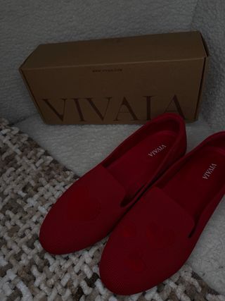 Scarpe rosse con cuori vivaia