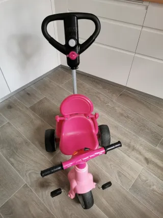 Triciclo infantil rosa con pedales