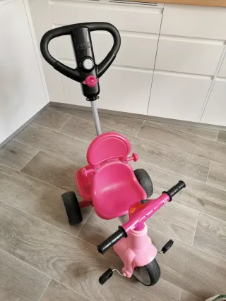 Triciclo infantil rosa con pedales