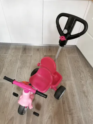 Triciclo infantil rosa con pedales
