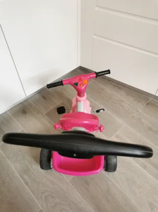 Triciclo infantil rosa con pedales