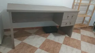 Escritorio madera y cajones
