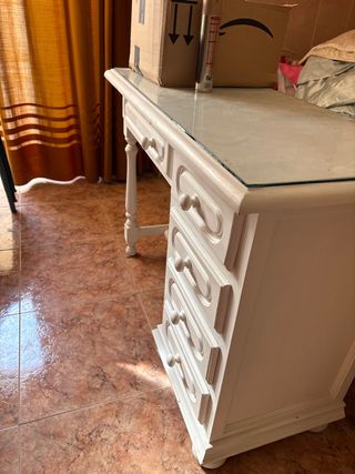 Escritorio de madera y cristal