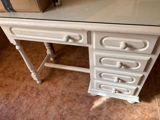 Escritorio de madera y cristal