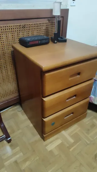 Mueble alto de madera con mesita