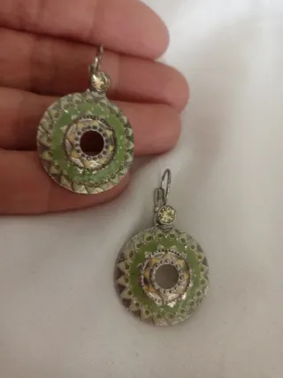 Pendientes firmados IKITA dorados y verdes