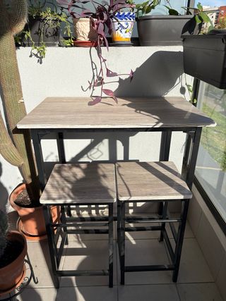 Mesa alta cocina con 2 bancos