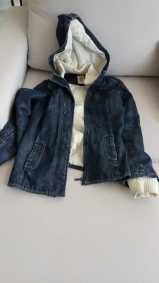 Chaqueta vaquera con capucha y forro blanco