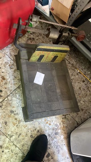 Balanza antigua de metal y madera