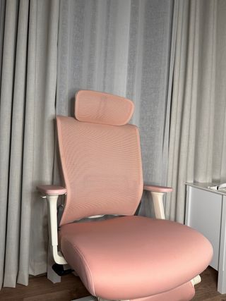 Sedia da ufficio rosa e bianca