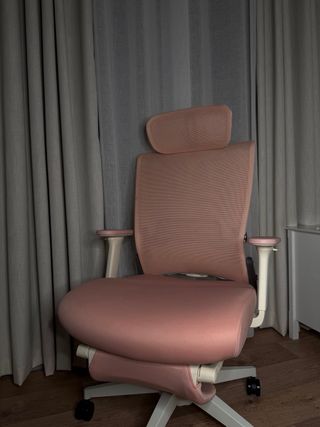 Sedia da ufficio rosa e bianca