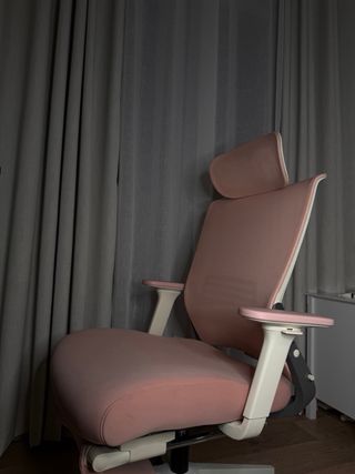 Sedia da ufficio rosa e bianca