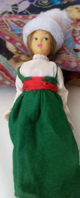 Muñeca de país con traje típico