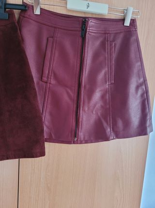 Dos faldas burdeos