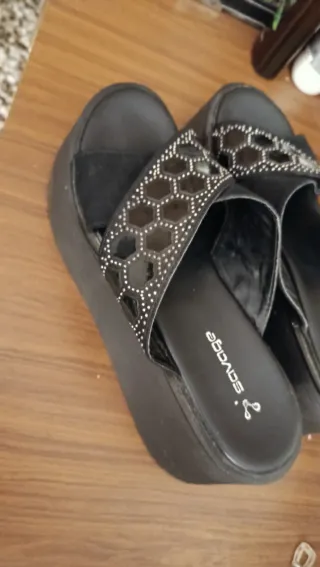 Zuecos Savage plataforma negros