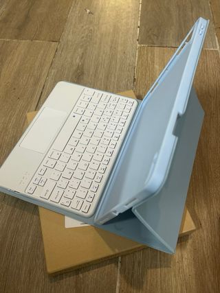 FUNDA TECLADO IPAD A16 11Gen 2025 + Metapen A8