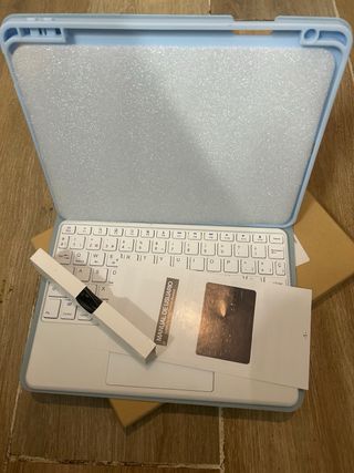 FUNDA TECLADO IPAD A16 11Gen 2025 + Metapen A8