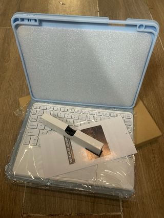 FUNDA TECLADO IPAD A16 11Gen 2025 + Metapen A8