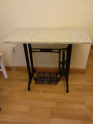 Mesa Singer con pie y tapa de piedra de granito.