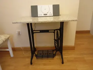 Mesa Singer con pie y tapa de piedra de granito.