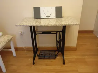 Mesa Singer con pie y tapa de piedra de granito.