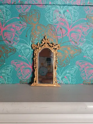 Miniatura espejo y cómoda dorados