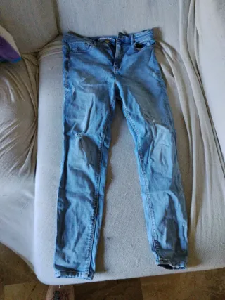 Pantalón pitillo azul desgastado