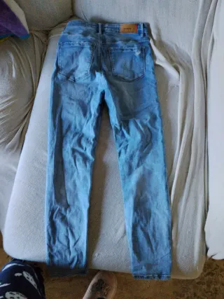 Pantalón pitillo azul desgastado