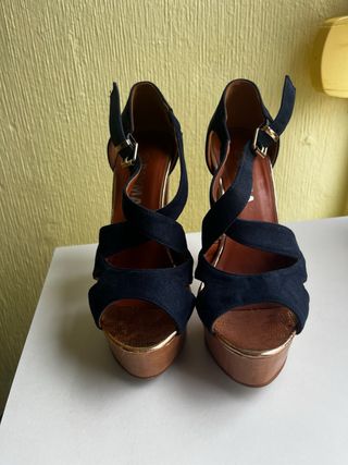 Tacones de plataforma azul marino y dorado