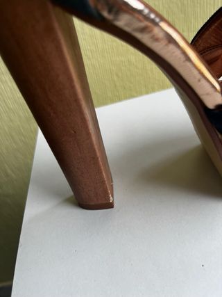 Tacones de plataforma azul marino y dorado