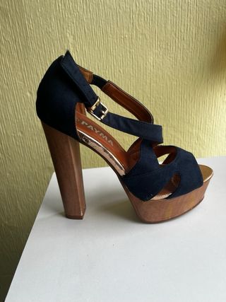 Tacones de plataforma azul marino y dorado