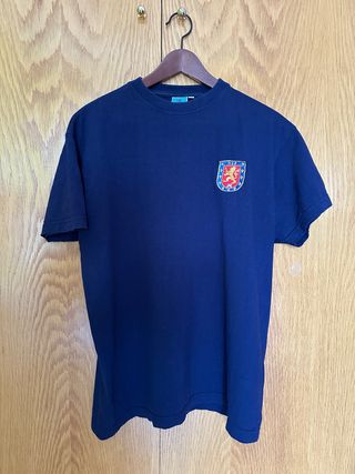 Camiseta azul con logo de león