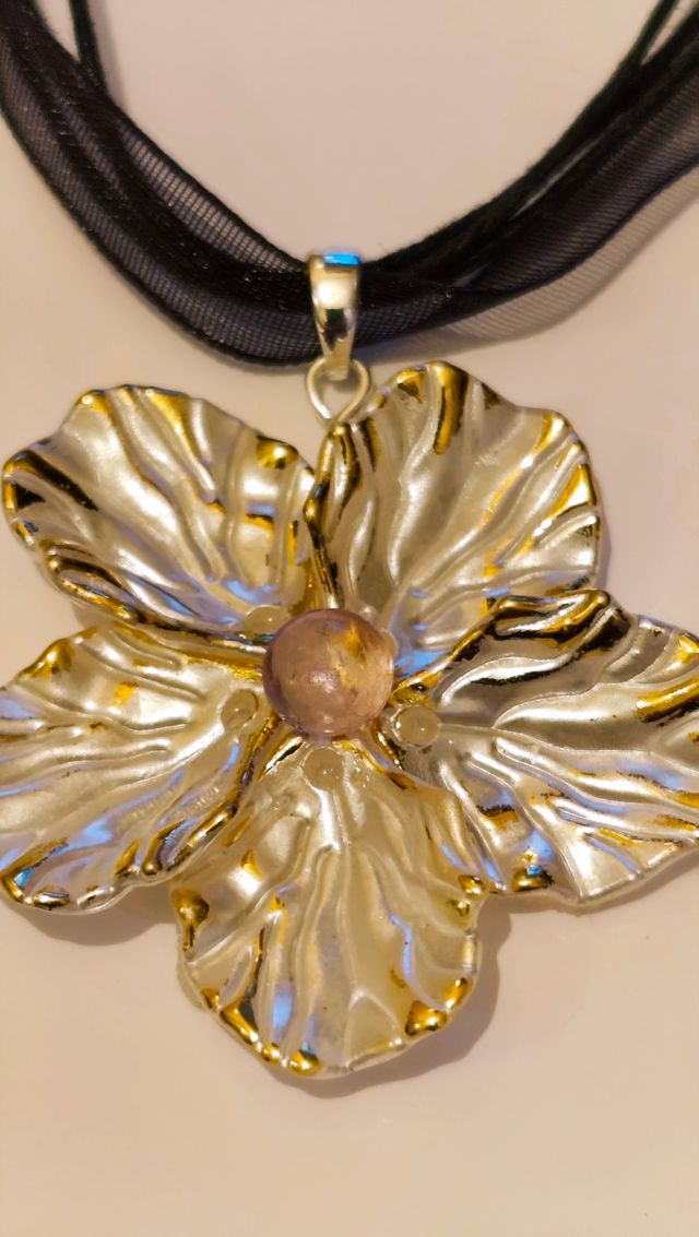 Collar de flor con cinta negra