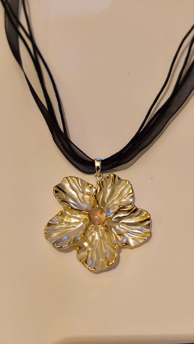 Collar de flor con cinta negra