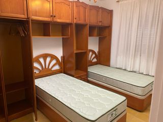 Mueble de pared con huecos integrados.