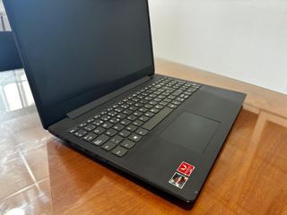 Portátil Lenovo V155-15API. Ryzen 5 256 GB