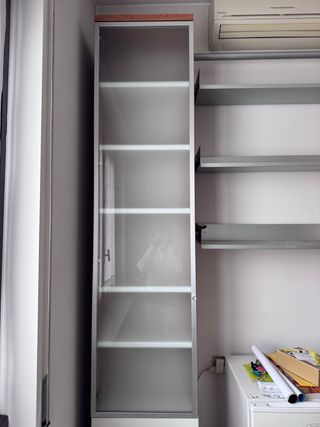 Mobile Colonna Multifunzione – Vetrina smerigliata