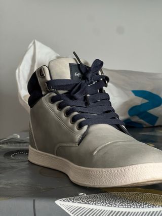 Zapatillas grises y azules