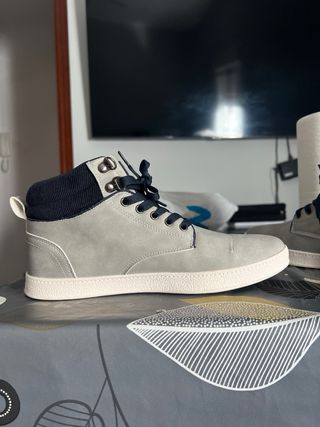 Zapatillas grises y azules