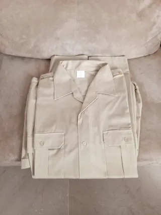 Camisas de color caqui