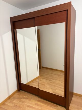 Guardaroba con ante scorrevoli in legno e vetro