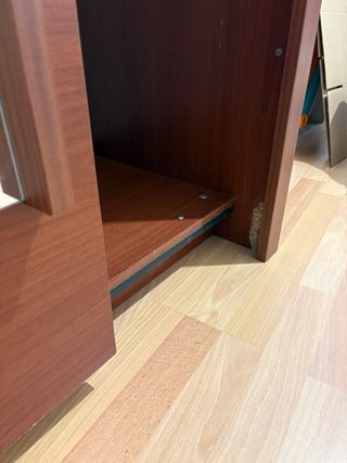 Guardaroba con ante scorrevoli in legno e vetro