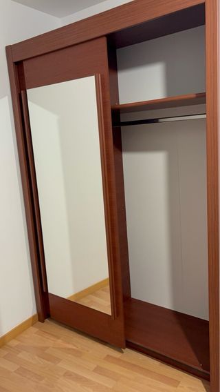 Guardaroba con ante scorrevoli in legno e vetro