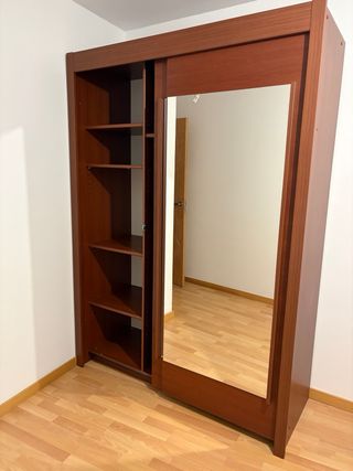 Guardaroba con ante scorrevoli in legno e vetro