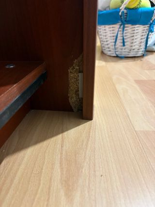 Guardaroba con ante scorrevoli in legno e vetro