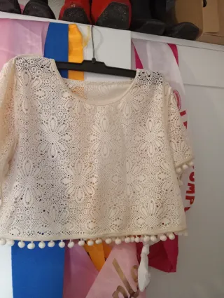 Camiseta encaje blanco con borlas